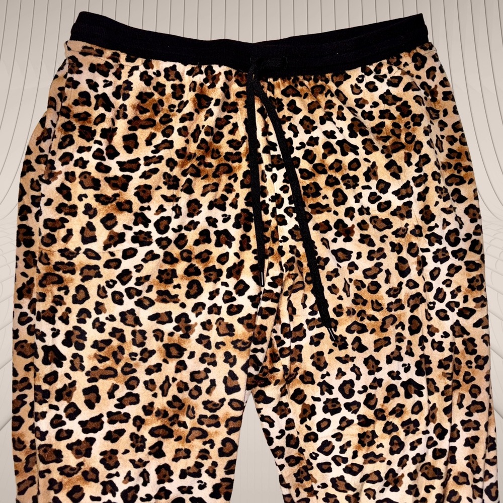 Secret Treasures Cozy Luxe Leopard Print Velour Pajama Set Sweatshirt & Joggers - Picture 6 of 10